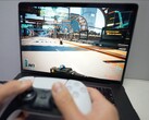 Osoba grająca w Cyberpunk 2077 na MacBooku przy użyciu kontrolera DualSense, prezentująca natywną wydajność gier na macOS. (Źródło obrazu: Andrew Tsai / YouTube)
