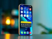 Oczekuje się, że następca przedstawionego tutaj iPhone'a 17 Pro będzie miał lepszy wyświetlacz.