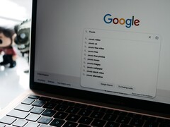Laptop z otwartym oknem przeglądarki i stroną główną Google wyświetloną na ekranie