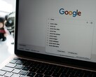 Laptop z otwartym oknem przeglądarki i stroną główną Google wyświetloną na ekranie