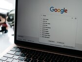 Laptop z otwartym oknem przeglądarki i stroną główną Google wyświetloną na ekranie