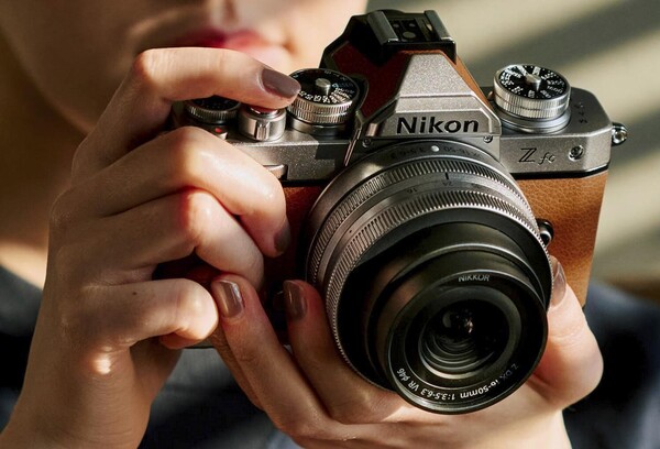 Stylizacja retro aparatu Nikon Z fc to więcej niż mała część jego uroku. (Źródło zdjęć: Nikon)