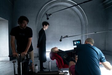 Na planie między ujęciami Tom Sturridge (Dream) przygotowuje się do kolejnej emocjonalnej sceny w nastrojowej, gotyckiej scenerii.