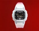 Zegarek Casio G-Shock DW-5600TNT-7 x thisisneverthat z półprzezroczystą obudową i paskiem z żywicy na czerwonym tle.
