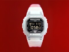 Zegarek Casio G-Shock DW-5600TNT-7 x thisisneverthat z półprzezroczystą obudową i paskiem z żywicy na czerwonym tle.
