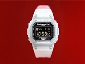 Zegarek Casio G-Shock DW-5600TNT-7 x thisisneverthat z półprzezroczystą obudową i paskiem z żywicy na czerwonym tle.