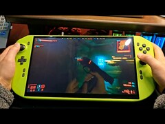 Zbliżenie na ręczny komputer gamingowy DIY RTX 4090 z grą Cyberpunk 2077. (Źródło obrazu: NITTRX na YouTube)