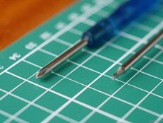 Dołączone narzędzia do regulacji napięcia mechanizmu zwalniającego zatrzask kulowy