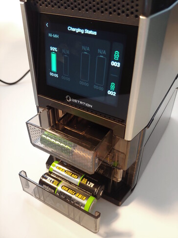 Przetworzone komórki są sortowane do trzech pojemników. (Źródło obrazu: Notebookcheck)