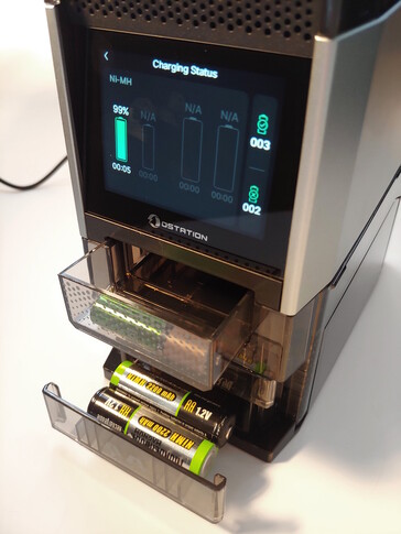 Przetworzone komórki są sortowane do trzech pojemników. (Źródło obrazu: Notebookcheck)