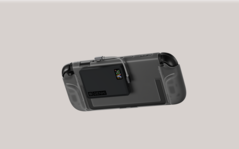 Powłoka ochronna Force Field 2 z przypiętym z tyłu pakietem energii z obsługą MagSafe. (Źródło zdjęcia: Genki)