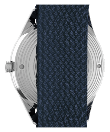 Widok z tyłu zegarka Peanuts x Timex Marlin Jet Automatic z przezroczystym deklem pokazującym mechanizm automatyczny oraz niebieskim, dwuwarstwowym paskiem z tkaniny.