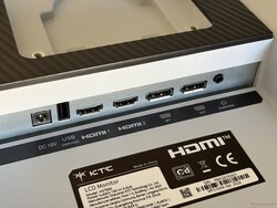 Złącza: Zasilanie, USB 2.0 (wyłącznie do aktualizacji oprogramowania sprzętowego), 2x HDMI 2.0, 2x DisplayPort 1.4, gniazdo audio 3,5 mm