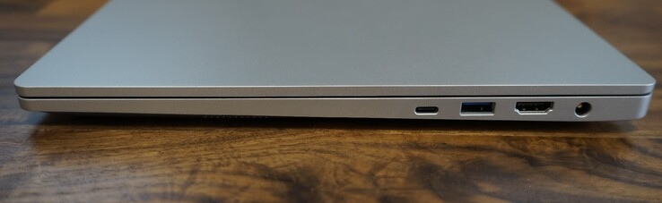 Thunderbolt 4, USB A 3.2 Gen 1, HDMI 2.0b, port ładowania