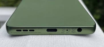 Dół: głośniki, USB-C 2.0, mikrofon, gniazdo audio 3,5 mm
