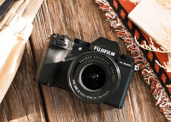 Aparat Fujifilm X-S20 pozostawił niezatarte wrażenie na wielu recenzentach dzięki swojej kompaktowej wydajności. (Źródło zdjęcia: Fujifilm)