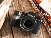 Aparat Fujifilm X-S20 pozostawił niezatarte wrażenie na wielu recenzentach dzięki swojej kompaktowej wydajności. (Źródło zdjęcia: Fujifilm)