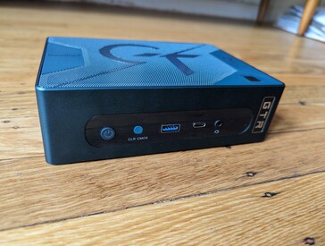 Przód: Przycisk zasilania, przycisk Clear CMOS, USB-A 3.2 (1o Gbps), USB-C 3.2 (tylko dane i ładowanie), zestaw słuchawkowy 3,5 mm