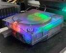 Zdjęcie zmodyfikowanej konsoli SEGA Dreamcast z półprzezroczystą obudową podczas działania