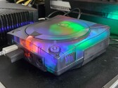 Zdjęcie zmodyfikowanej konsoli SEGA Dreamcast z półprzezroczystą obudową podczas działania
