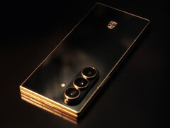 Samsung W26 jest dostępny w kolorach Dan Xi Red i Dark and Black, ten ostatni na zdjęciu. (Źródło zdjęcia: Samsung)