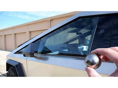 Czy Tesla Cybertruck ponownie zawodzi w teście ze stalowymi kulami? (Zdjęcie: TechRax / Youtube)