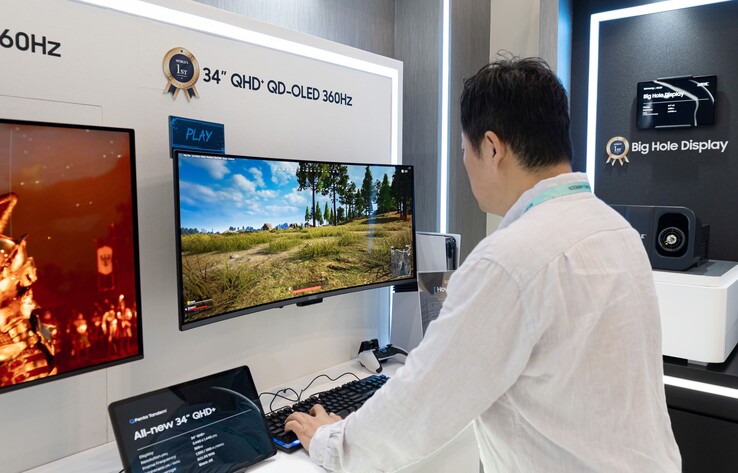 Firma Samsung zaprezentowała również dwa panele monitorowe QD-OLED o częstotliwości odświeżania 360 Hz: 31,5-calowy panel 4K oraz 34-calowy panel ultraszerokoekranowy o proporcjach 21:9.