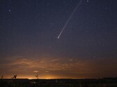 Obraz wygenerowany przez Canva przedstawiający meteoryt na niebie.