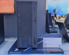 Seria ExpertCenter P700 obejmuje obecnie dwa modele. Na zdjęciu: P700 Mini Tower. (Źródło obrazu: Notebookcheck)