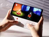 Ayaneo Pocket Play został oczywiście zainspirowany przez Sony Xperia Play.