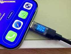 W teście iPhone 17 ładował się z mocą do 38 watów.