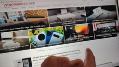 Ekran dotykowy Lenovo Yoga Slim 7 Aura Edition z nawigacją dotykową (źródło obrazu: Darryl Linington - Notebookcheck)