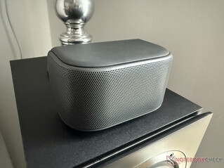 Kompaktowa para głośników stereo zapewnia niesamowicie dobry dźwięk