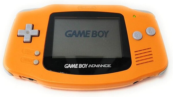 Konsola Nintendo Game Boy Advance w kolorze pomarańczowym.