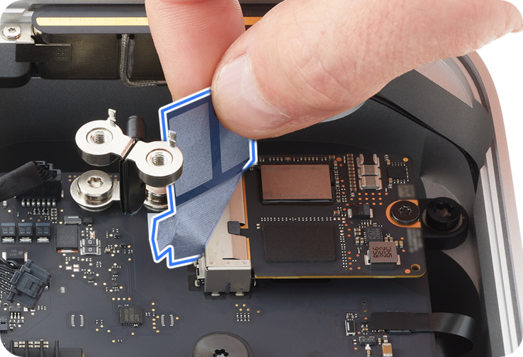 Dostęp do modułu SSD w nowym komputerze Mac Studio