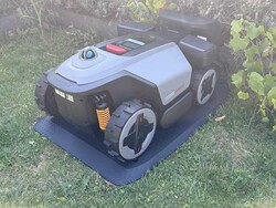 RockMow Z120 LiDAR w stacji ładującej