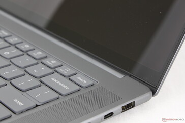 Przycisk zasilania znajduje się wzdłuż krawędzi, inaczej niż w większości innych laptopów. Nie ma czytnika linii papilarnych
