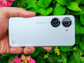 Wygląda na to, że użytkownicy Asusa Zenfone 10 mogą przestać wstrzymywać oddech w oczekiwaniu na funkcję odblokowania bootloadera. (Źródło zdjęcia: Florian Schmitt / Notebookcheck)