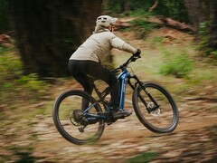 Aventon Current ADV eMTB może pochwalić się dużym akumulatorem o pojemności 800 Wh
