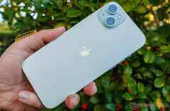 Era iPhone'ów 60 Hz ma potrwać do połowy dekady, na zdjęciu iPhone 15 Plus. (Źródło zdjęcia: Notebookcheck)