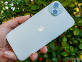 Era iPhone'ów 60 Hz ma potrwać do połowy dekady, na zdjęciu iPhone 15 Plus. (Źródło zdjęcia: Notebookcheck)