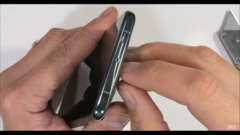 Tajemniczy otwór wentylacyjny w OnePlus 11. (Źródło: JerryRigEverything via YouTube)