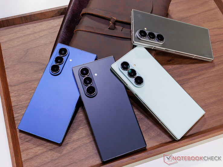 Galaxy Z Fold7 w czterech premierowych wersjach kolorystycznych. (Źródło zdjęcia: Notebookcheck)