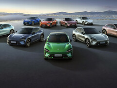 Rodzina elektrycznych SUV-ów Xiaomi YU7 we wszystkich wersjach wyposażenia i kolorach. (Źródło zdjęcia: Xiaomi)