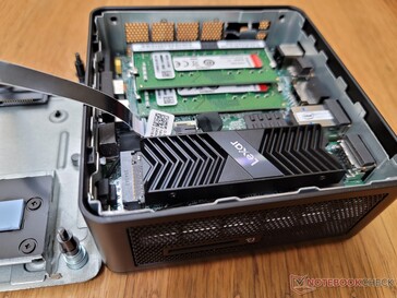 Host Intel NUC mini PC z zainstalowanym dyskiem Lexar NM800