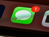 Aplikacja „Wiadomości” firmy Apple, której ikona widoczna jest na zdjęciu, zawiera nowy przełącznik umożliwiający ukrycie przycisku dyktowania w polu tekstowym.