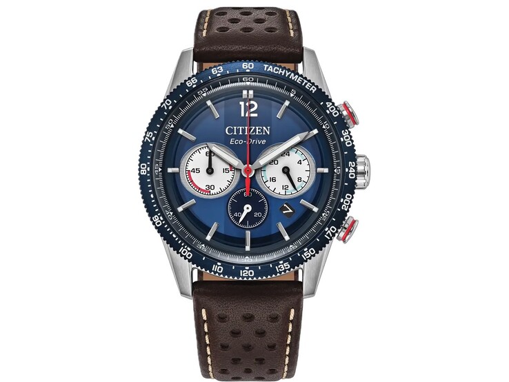 Model Citizen Chrono Racing CA4716-09L z obudową ze stali nierdzewnej w srebrnym odcieniu, niebieską ramką z tachymetrem, ciemnoniebieską tarczą chronografu z trzema tarczami pomocniczymi, czerwonymi akcentami oraz perforowanym brązowym paskiem skórzanym.