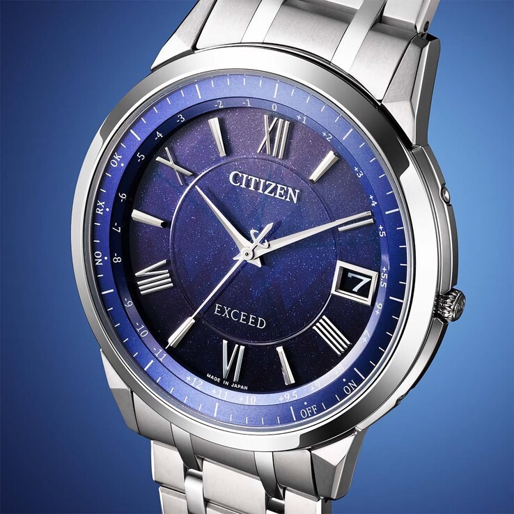 Zbliżenie na ciemnoniebieską tarczę Citizen Exceed CB1140-79L, ukazujące jej subtelny połysk i fakturowany wzór inspirowany lasem.