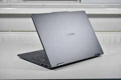 Ostrożnie z przystępnym cenowo wariantem: Konwertowalny laptop Lenovo IdeaPad 5 2-w-1 pokazuje zagrożenia związane z tańszymi konfiguracjami (na zdjęciu: Lenovo IdeaPad 5 2-w-1 14AKP10, źródło zdjęcia: Benjamin Herzig/Notebookcheck)