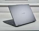 Ostrożnie z przystępnym cenowo wariantem: Konwertowalny laptop Lenovo IdeaPad 5 2-w-1 pokazuje zagrożenia związane z tańszymi konfiguracjami (na zdjęciu: Lenovo IdeaPad 5 2-w-1 14AKP10, źródło zdjęcia: Benjamin Herzig/Notebookcheck)